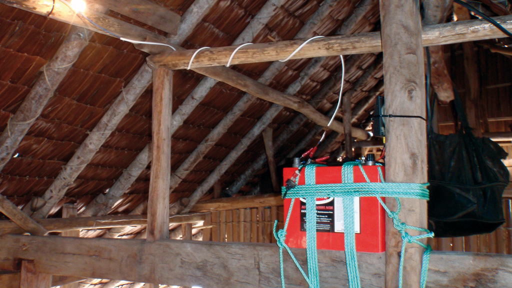 Dans la case de Ronnie, à Talfaur, l’équipage de Jangada a refait fonctionner la seule ampoule électrique du village, alimentée par panneau solaire et batterie, en 12 volts…