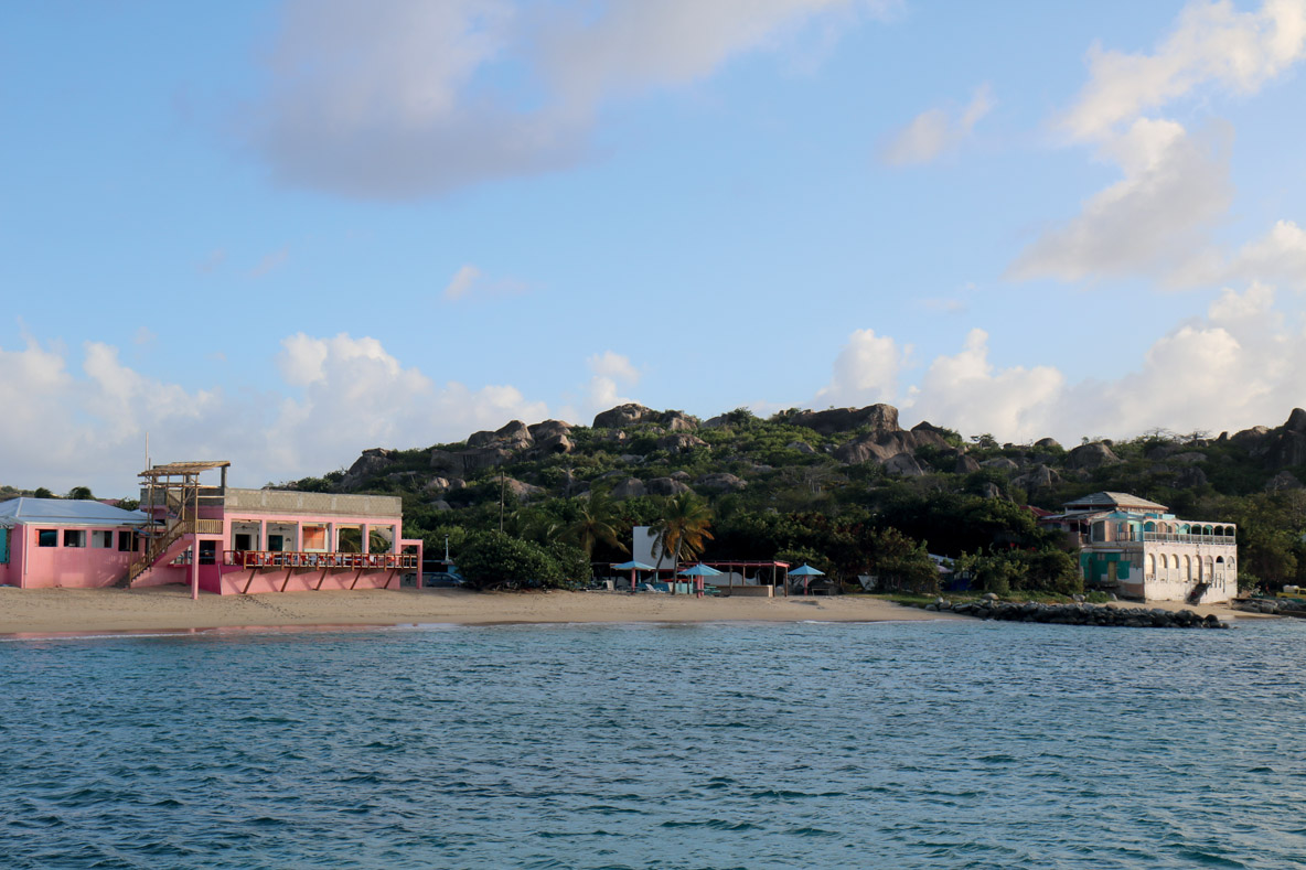 South of the harbor of Spanish Town, a small lagoon can accommodate 5 or 6 boats very close to the beach... but beware of the swell which can make this anchorage very uncomfortable, and even dangerous.