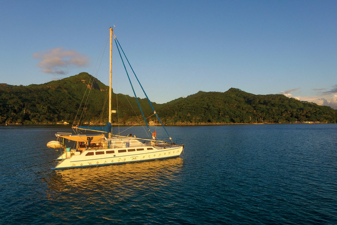 Multihulls, with their shallow draught, are ideal for discovering the Polynesian lagoons.
