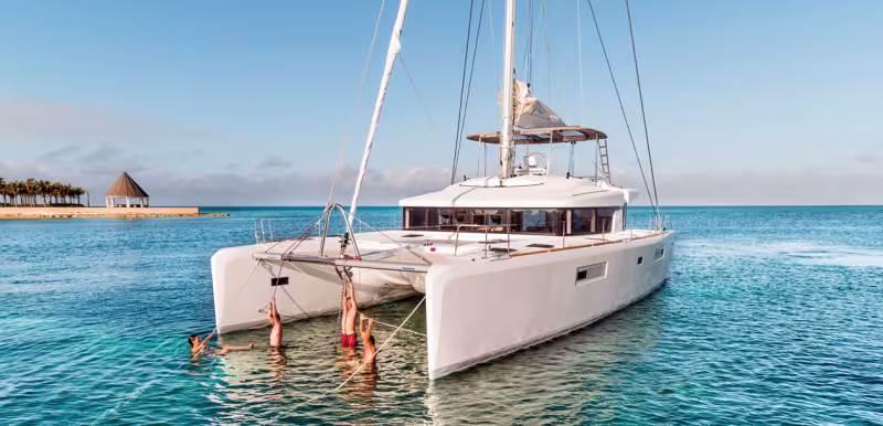 As a family, a couple or with friends, a voyage in a boat allows you to discover new spots every day. Enough to enjoy life to the full! (Photo : Lagoon - Nicolas Claris)