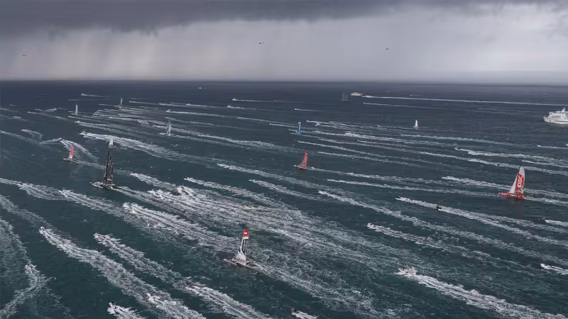 The start at St Malo: an intense moment, but also always risky, with 120 singlehanders on the line this year! 