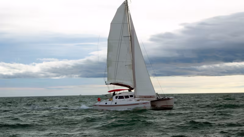 With no heel – or almost – the forces taken by a multihull’s rig are greater than those of a monohull. It must therefore be checked regularly…