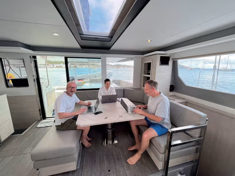It’s true that sailing often means cutting yourself off from life on land and putting your professional activity on hold... but it doesn’t have to be that way! And right now, there’s no better way to get connected at sea than  with Starlink.