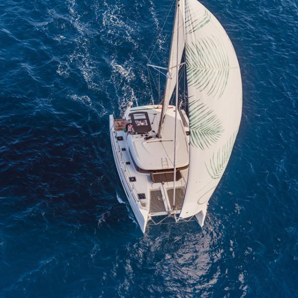 The innovative installation of the mast allows a significant gain in foresail area (here the asymmetric spinnaker) 