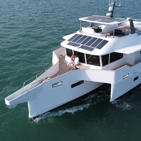 A unique silhouette but above all a range of more than 3,000 nautical miles:  the LEEN 72 is undoubtedly a cruiser  of our time.