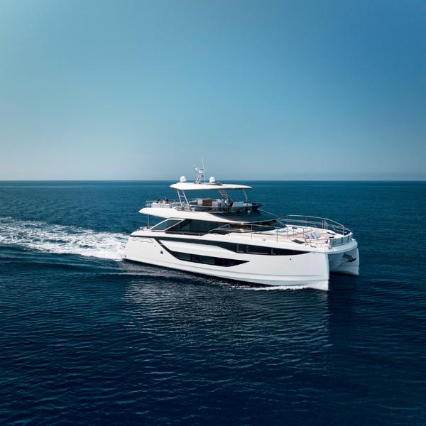 The new Prestige M-Line 8 is very capable of winning you over. Seen from the side, the high deck makes this luxury multihull look like a monohull motoryacht. Prestige Yachts’ DNA is well in evidence.