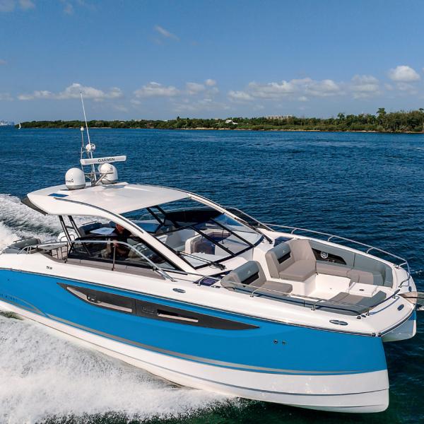 At full speed, this powercat is the real deal! We owe its successful styling to two magicians: the Garroni studio for the design and Marc Lombard for the hull. The hard-top lends a sporty look to it all and supports the various antennas and radomes.