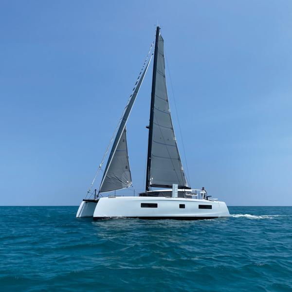 Passage through the water is smooth and any pitching is very limited thanks to carefully optimized weight distribution. As for the Doyle sail wardrobe, which totals over 1,600 square feet, it efficiently propels the platform, which weighs in at just over 