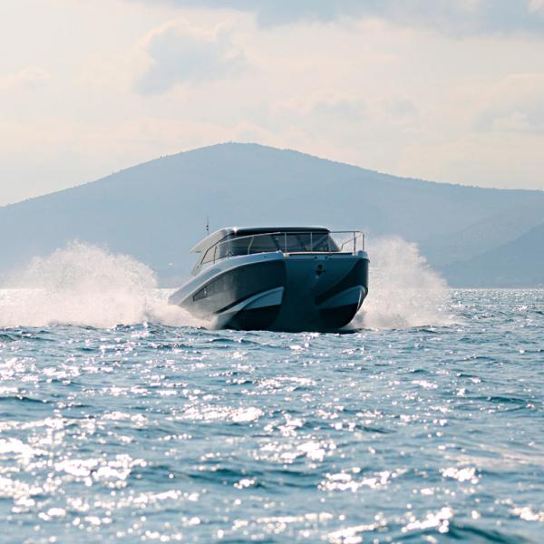 Despite its short length and substantial  freeboard, the Makai M37 is still very elegant - a fine stroke of genius without doubt!