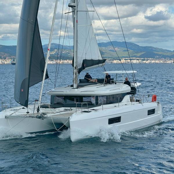 The rapidly widening bows above the waterline don’t seem to slow the Lagoon 43 down at all, which here is easily exceeding 8 knots, provided there’s sufficient breeze.