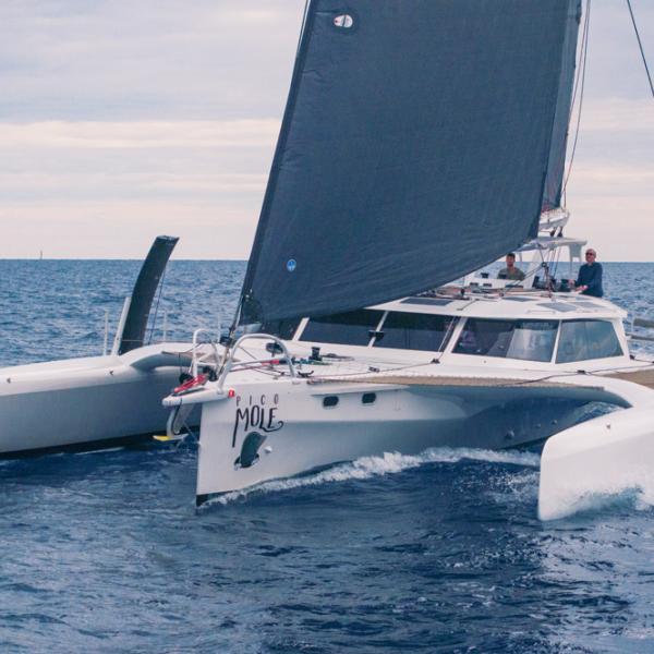 Reduced wetted surface and weight, but a wide deck that incorporates a spacious living cell: the Rapido 53XS unquestionably represents a novel approach to the world of blue water multihull cruising.