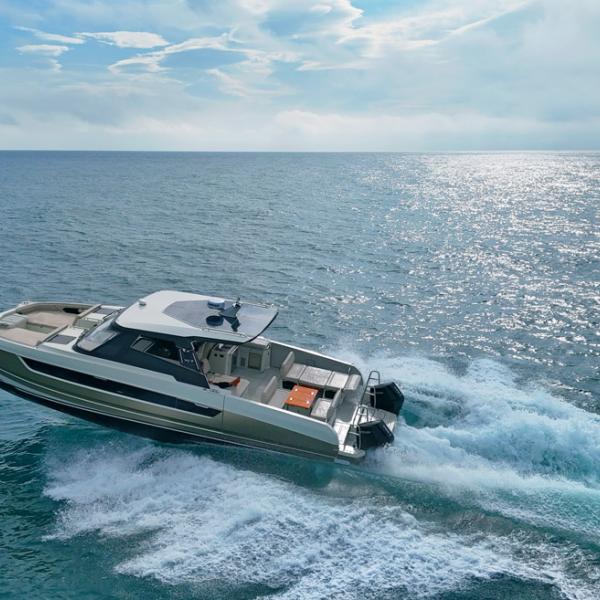The Yot 41 is powered as standard by twin 300 HP outboard. Optionally, as on our test model, power can be increased  to 2 x 400 HP.
