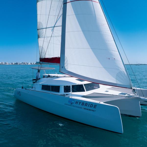 This Neel 43 Hybrid is not offered by the trimaran yard based in Rochefort on France’s Atlantic coast, but by Emeraude Multicoques, an integrator based in La Grande Motte, Port Leucate and Canet en Roussillon on the country’s Mediterranean shores.