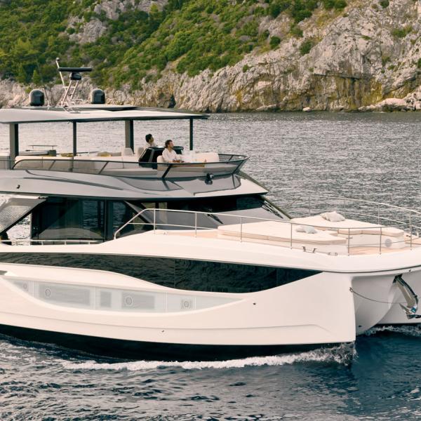 The Prestige M7 cruises at trawler speed in  the Bay of Trieste. Its elegant lines fit perfectly  into the M-Line range.