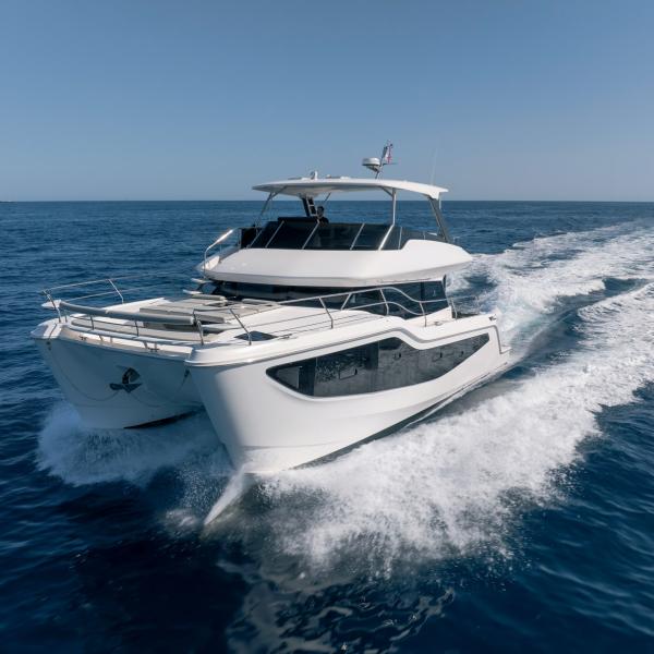 The Aquila 46 Yacht reveals a more aggressive design than its predecessor, the 44. The wave-piercing bulbs at the bottom of the bows ensure remarkable seakeeping.