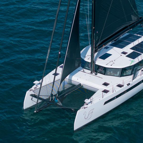 The 580 has sharp bows and an elegant overall design. The black and white finish is as stylish as it is understated.