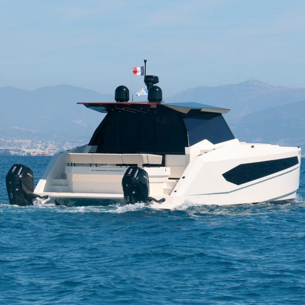Even at slow speeds, the Wama 42 XL exudes sportiness - like a cat ready to pounce on its prey! The version with two 600 HP Mercury engines will be aimed more at customers in North America and the Middle East.
