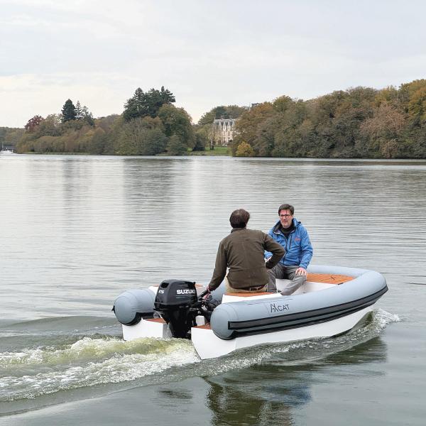 The AXCat 350 is a tender with 
a rigid catamaran hull topped 
with inflatable tubes.