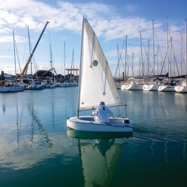 The catboat sailplan offers amazing speed and handling.