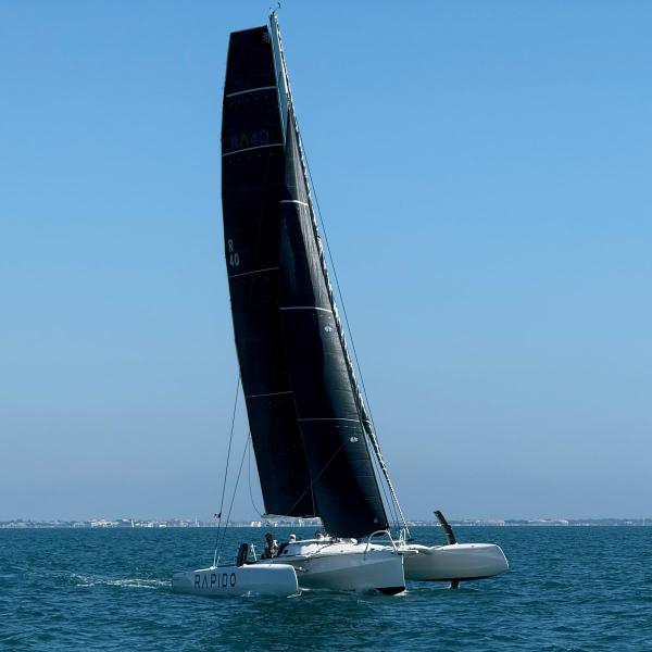 The Rapido 40’s narrow waterline beam, its wide chine providing ample interior volume, and the hulls with inverted bows promise an excellent balance between performance and comfort at sea.