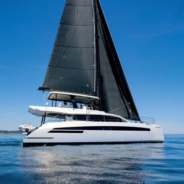 Hull #1 is a Legend version, the most fully equipped of the Simbad 55 range: carbon rig, Carbon Technora sails, 150 hp motors, 3.15 kWp of solar panels, and an impressive array of equipment designed to facilitate both sailing  and life on board.