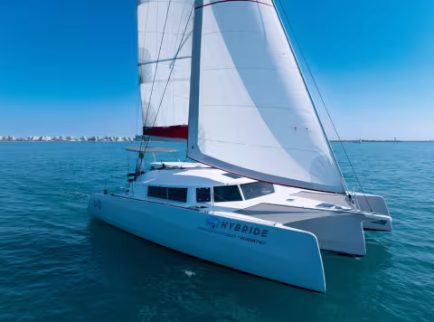 This Neel 43 Hybrid is not offered by the trimaran yard based in Rochefort on France’s Atlantic coast, but by Emeraude Multicoques, an integrator based in La Grande Motte, Port Leucate and Canet en Roussillon on the country’s Mediterranean shores.
