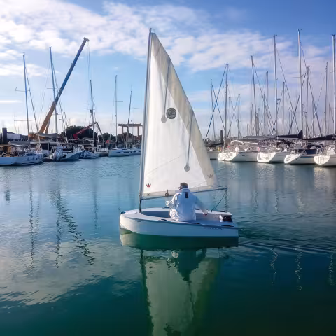 The catboat sailplan offers amazing speed and handling.
