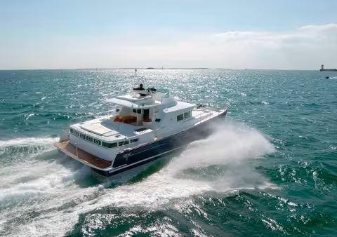 The Lagoon Power 43 was the first motor catamaran offered by the shipyard. This model is noticeable with its “aftcastle”, which forms the owner’s cabin.