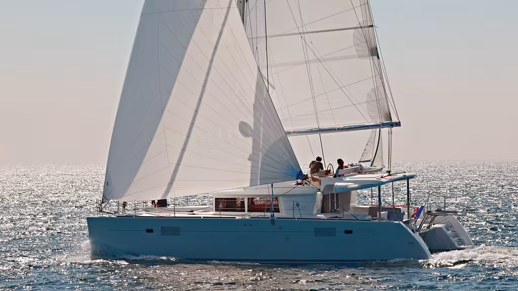 Wide, tall and with a big sail area. Catamarans are impressive beasts. However, after a few days of training it is easy to handle 