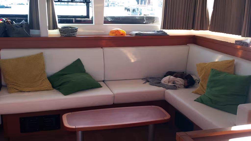 The traditional dining area has made way for a salon where everyone can relax. The dining area is now in the cockpit (which can be well protected by the enclosures). And there is one more living space!  