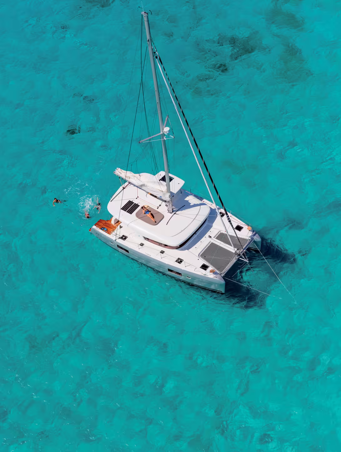 An isolated anchorage: all that remains is to enjoy life. Have a great holiday! (Photo: N. Claris - Lagoon)