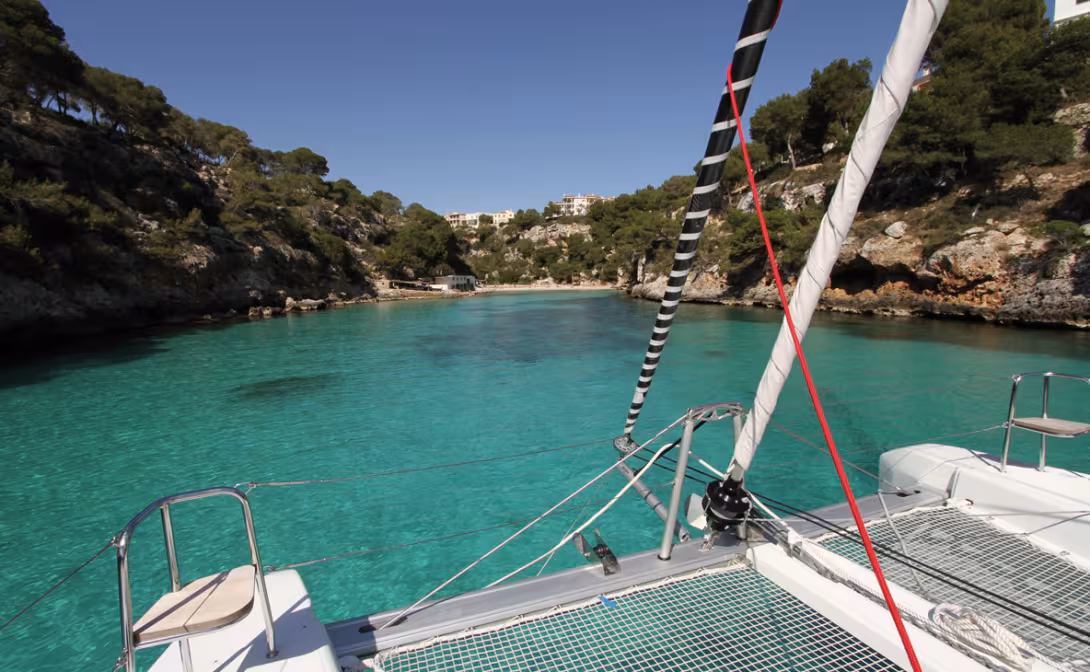 A catamaran’s two diesel engines allow very precise maneuvers, both in harbor and in a tight anchorage. 
