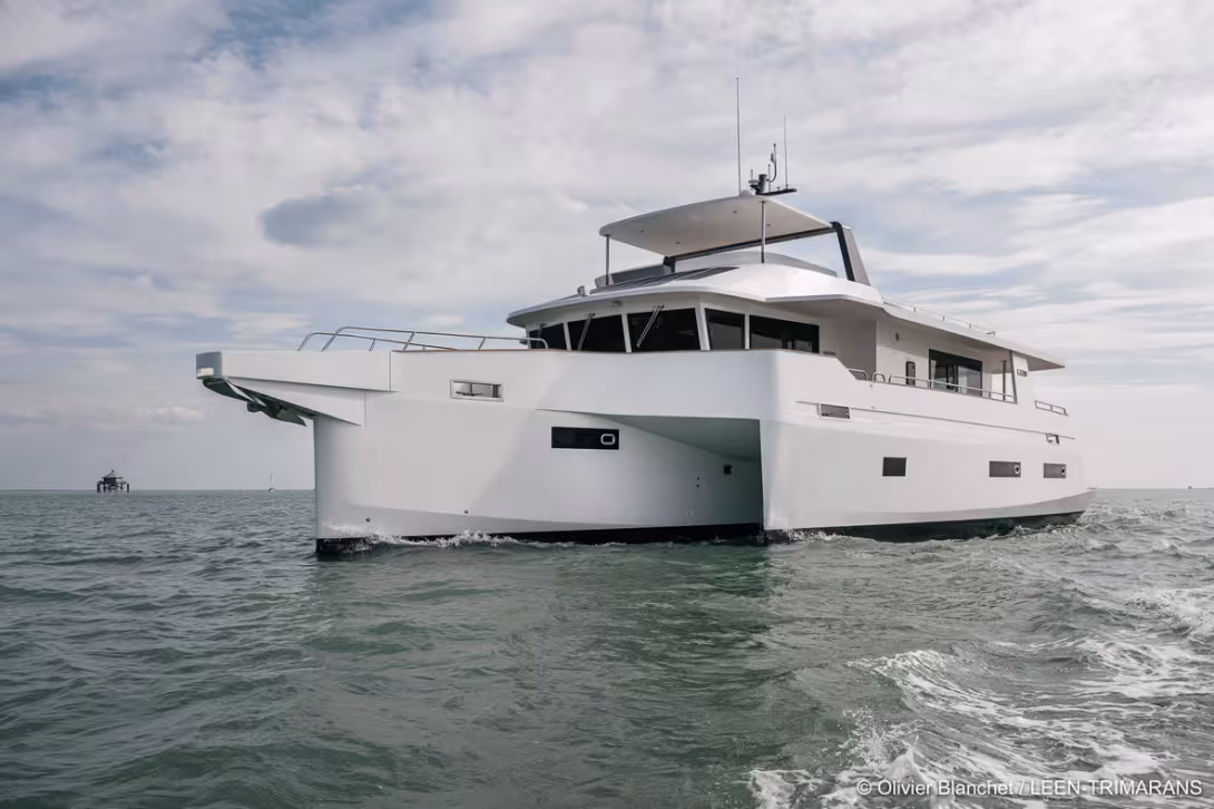 The foredeck is particularly well defended so as to be able to take on the most challenging seas.