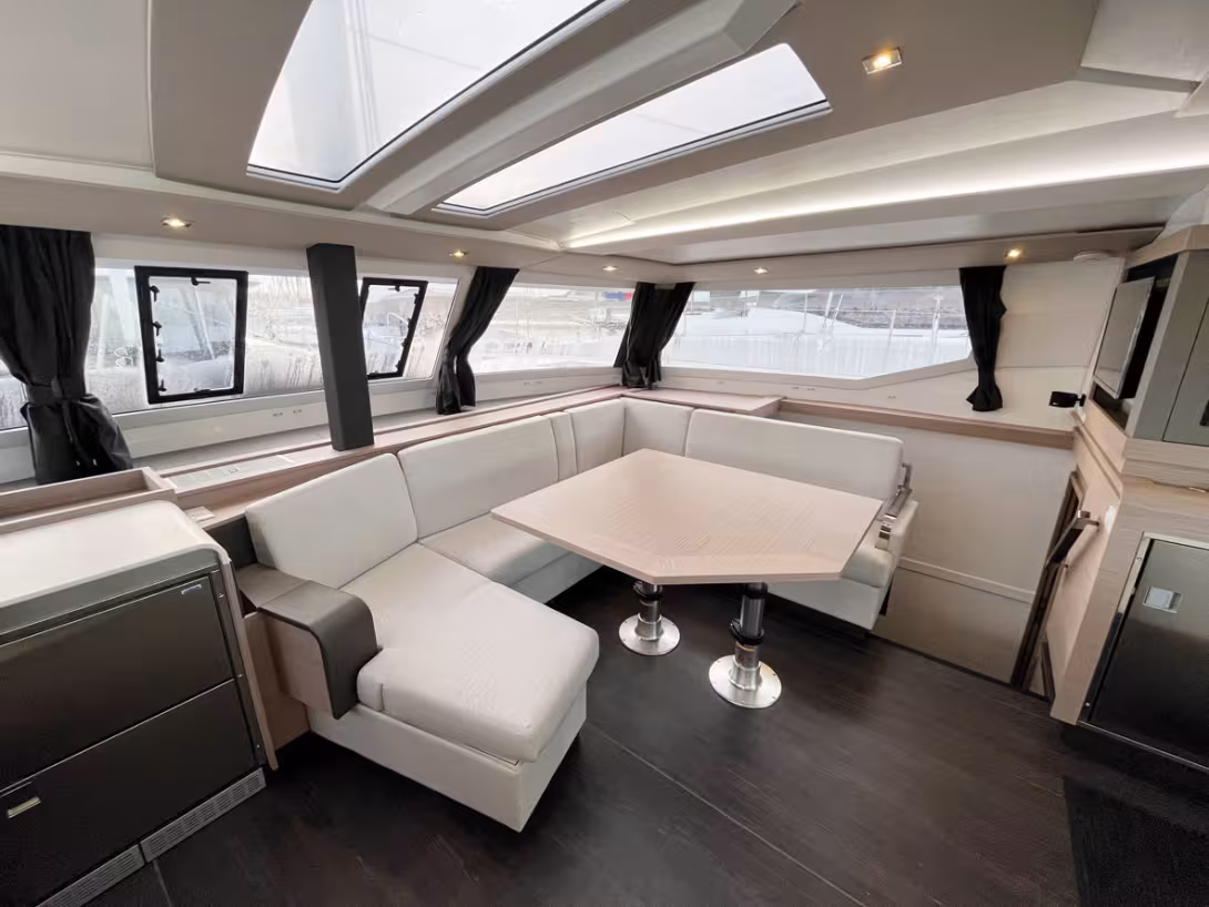 The window over the L-shaped galley opens up by 39” (1 m), so it blends into the cockpit.