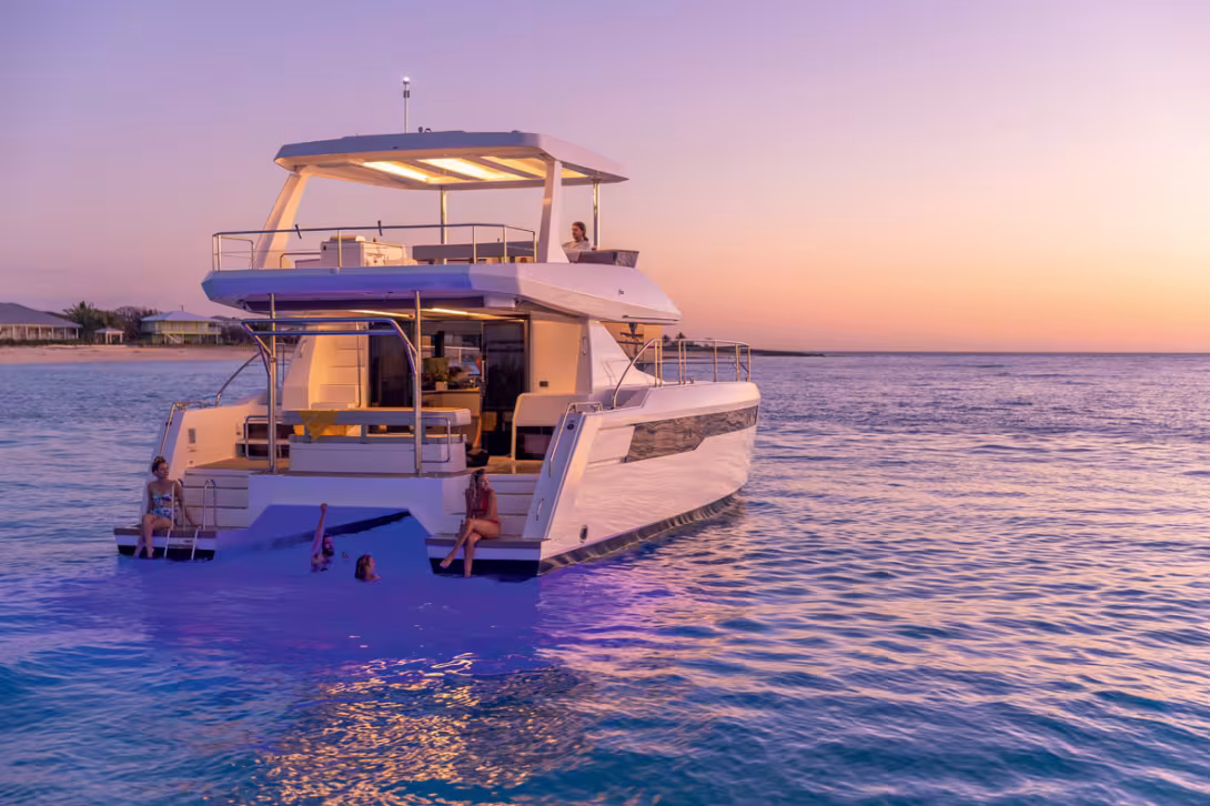 Based on the codes of the 53 and 46, the 40 benefits from a modern and elegant look while remaining easy to maneuver thanks to her compact size. Seen from ahead, the flybridge retains an airy appearance that doesn’t detract from the lines.