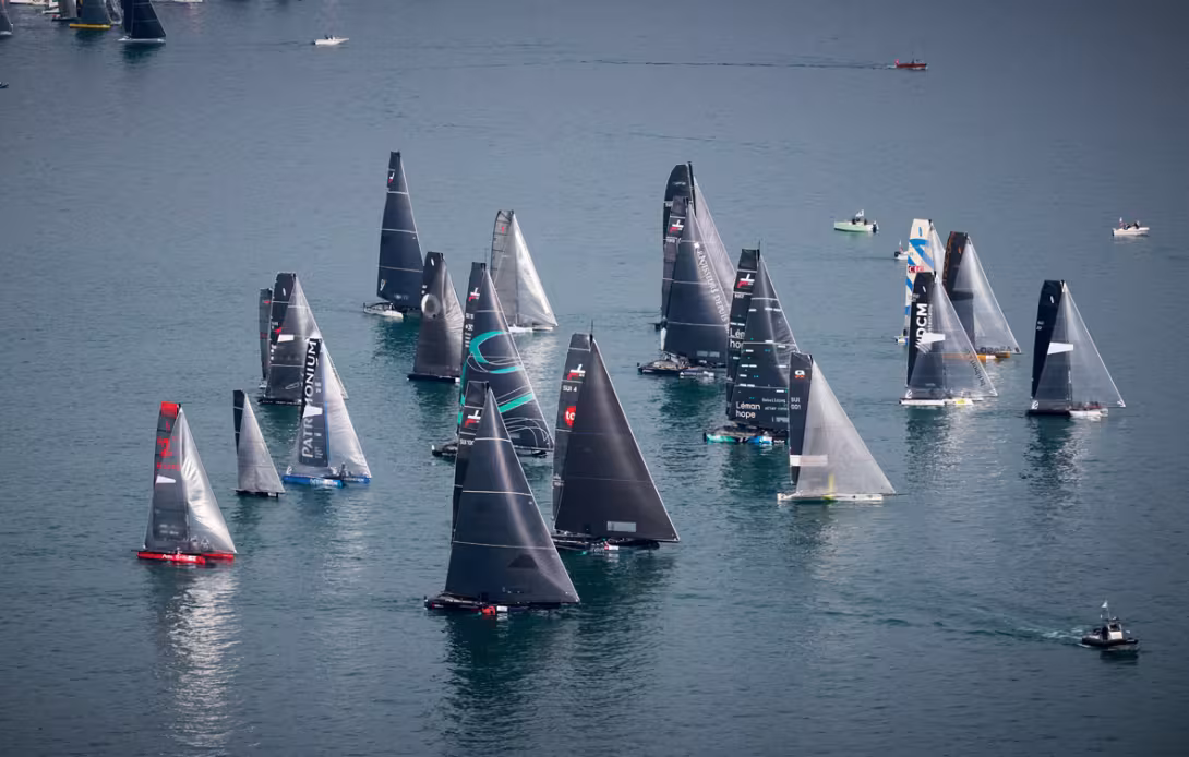 For obvious safety reasons, the multihulls have a  separate starting line, upstream of the monohulls. 