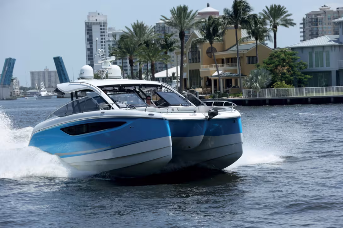  Seen from ahead, the TH36 gives the impression of power, with sturdy, slender bows and a thick nacelle.