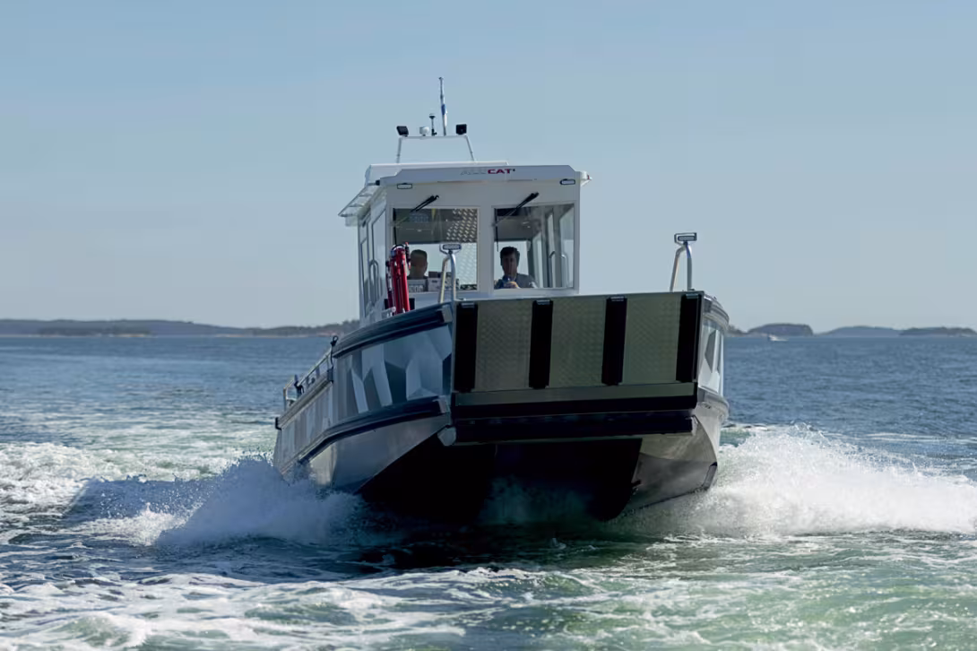 The Alucat’s hull is based on a competition boat, a good way to combine work and performance with excellent handling.
