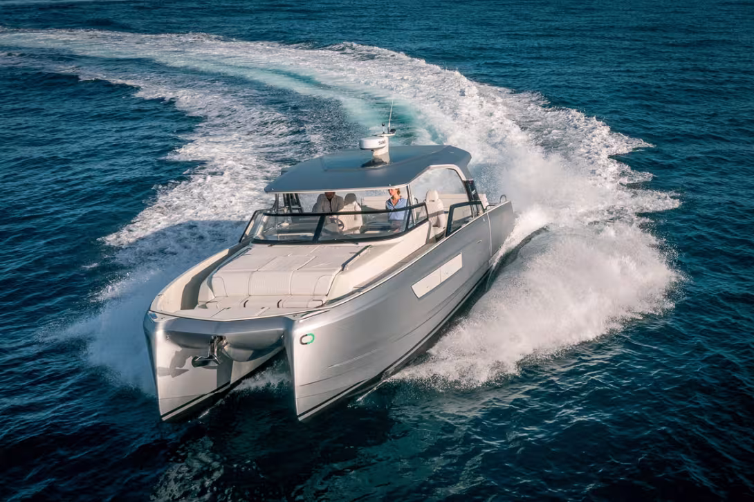 Turns result in a slight counter-heeling and a behavior that remains very safe at the controls.