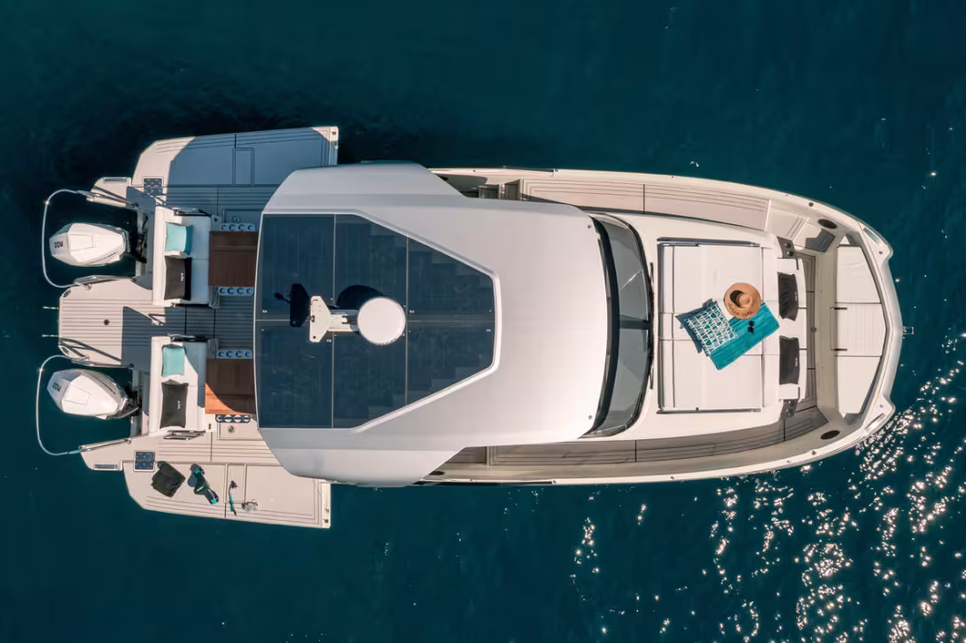 Once anchored, both bulwarks can be folded down to transform the cockpit into a beach club.