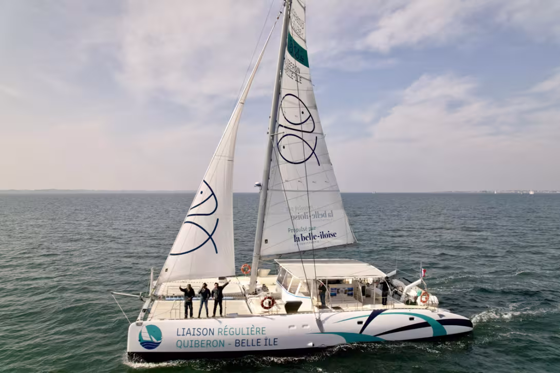 The Îliens company was the first to successfully relaunch passenger sailing on a regular route.