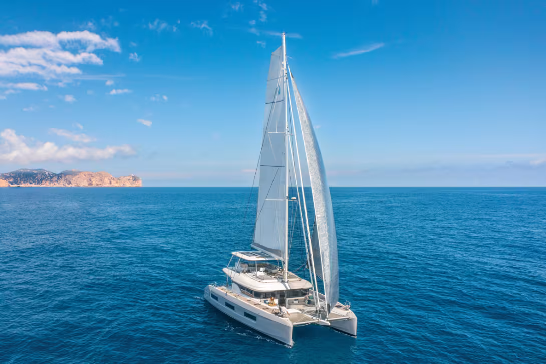 The Lagon 60 is a truly comfortable blue water catamaran. Thanks to its high- performance hulls and powerful sail plan, it performs admirably in almost all wind conditions.
