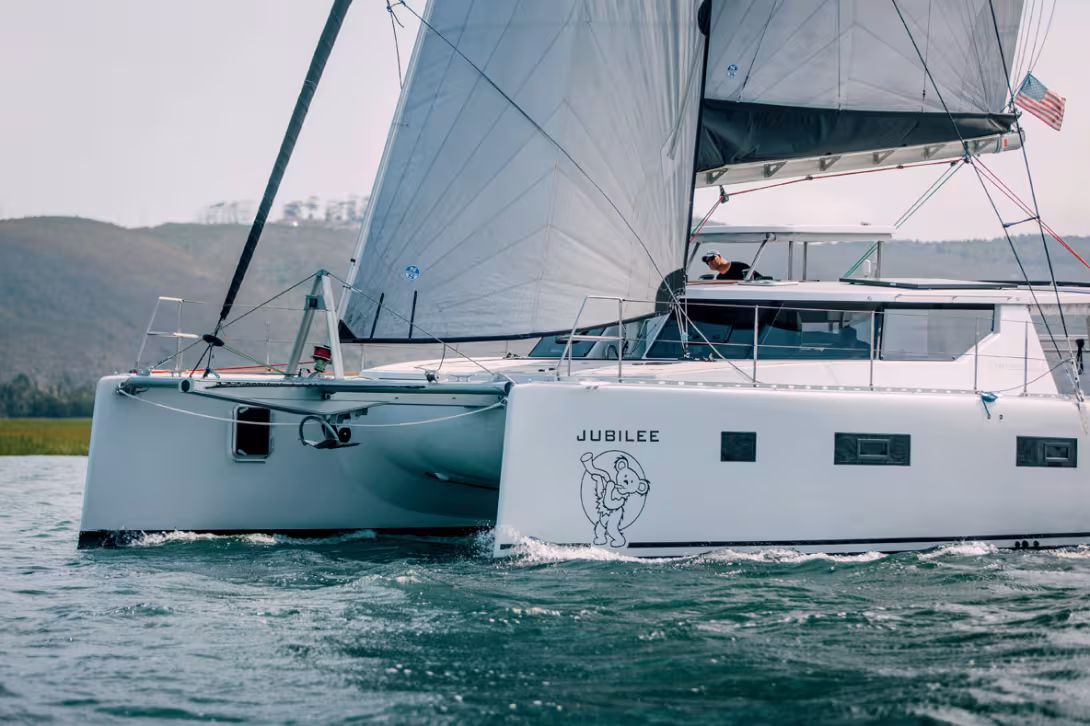 With its high freeboard and well-defended straight bows, the Vision 444 is designed for the high seas. Note the slender bows and the bridgedeck clearance.