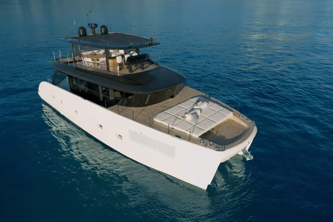 The bow area is narrower than usual on a catamaran. This doesn’t prevent you from enjoying the surroundings, as the choice of simple stanchions rather than a high bulwark results in an unobstructed view.