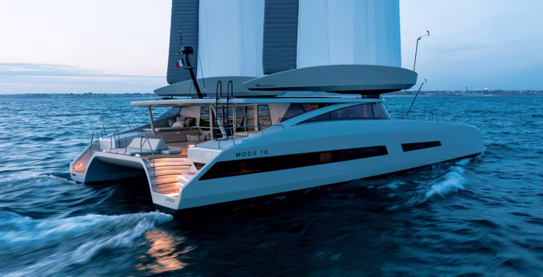 The fully automated wings orient themselves to create the best  performance, which is enhanced by a Venturi effect between the two profiles. The after flaps (in gray) angle to provide optimum sail power.