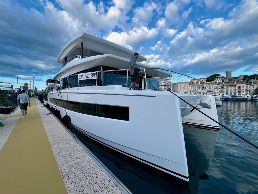 The bows are high and very tapered. This allows the catamaran to be more efficient in choppy water and to maintain good bridgedeck clearance.