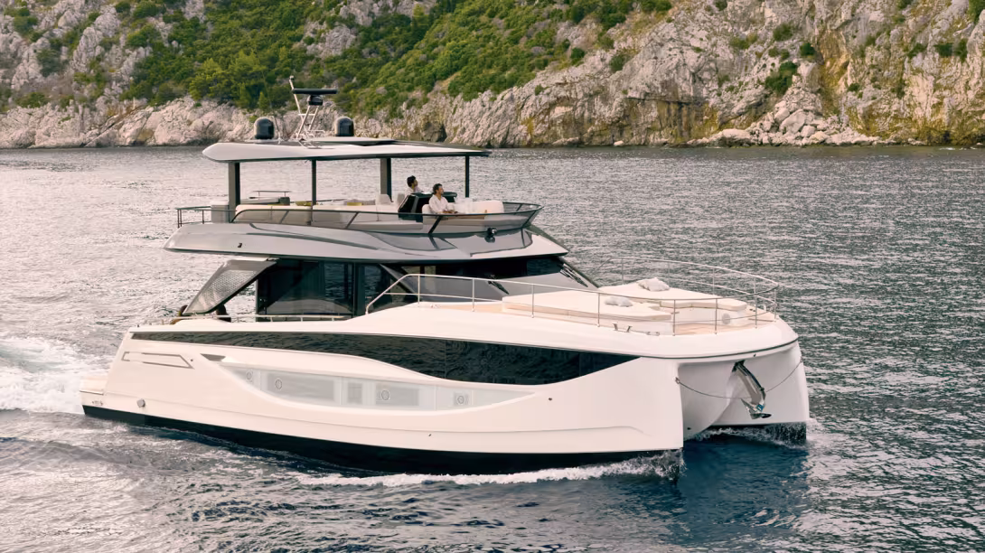 The Prestige M7 cruises at trawler speed in  the Bay of Trieste. Its elegant lines fit perfectly  into the M-Line range.