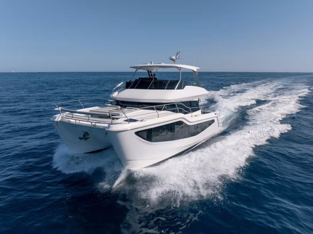 The Aquila 46 Yacht reveals a more aggressive design than its predecessor, the 44. The wave-piercing bulbs at the bottom of the bows ensure remarkable seakeeping.