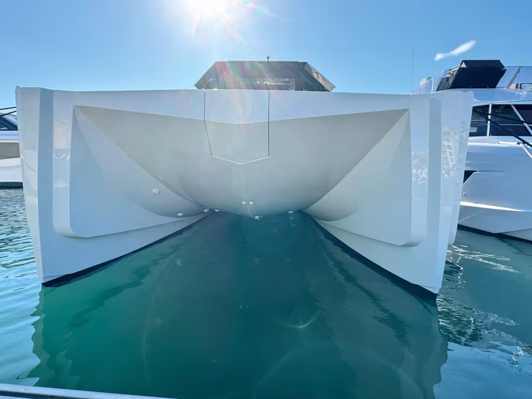 Rather wide (5.40 m/17’7”) for a day cruiser/weekender, the Wama also features slim, sculpted hulls.