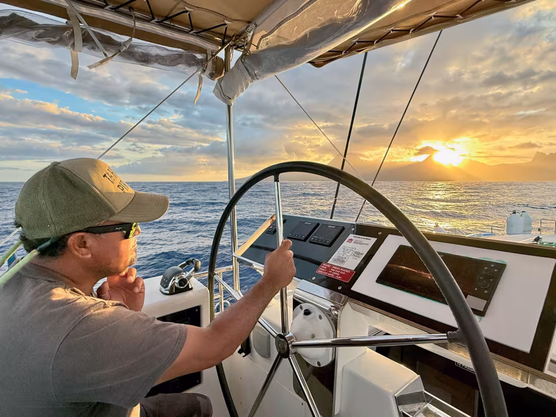From the flybridge, more than 15 feet (5 m) above the water, you can’t feel the swell, even when it’s on the beam: the Lagoon 620 is well balanced in its volumes.
